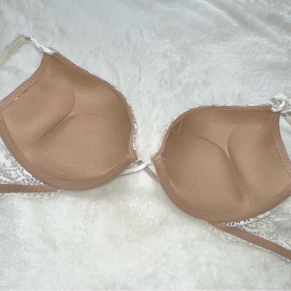 Victoria’s Secret Bombshell Plunge Bra! - Picture 3 of 6